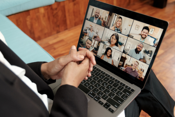 Bruno Garcia Redondo revela os desafios e oportunidades da oratória online no cenário virtual.
