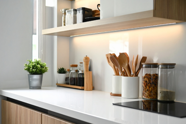 Pedras para bancadas de cozinha: Diohn do Prado explica como escolher a opção ideal para unir estética, durabilidade e funcionalidade.