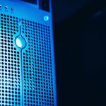 Rack de servidores com iluminação azul em uma sala moderna de datacenter