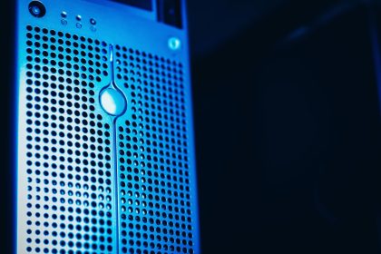 Rack de servidores com iluminação azul em uma sala moderna de datacenter