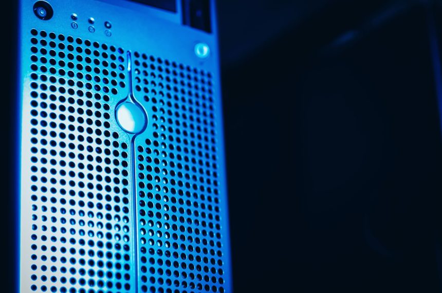 Rack de servidores com iluminação azul em uma sala moderna de datacenter