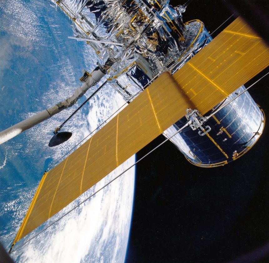 Espaçonave com painéis solares orbitando a Terra.