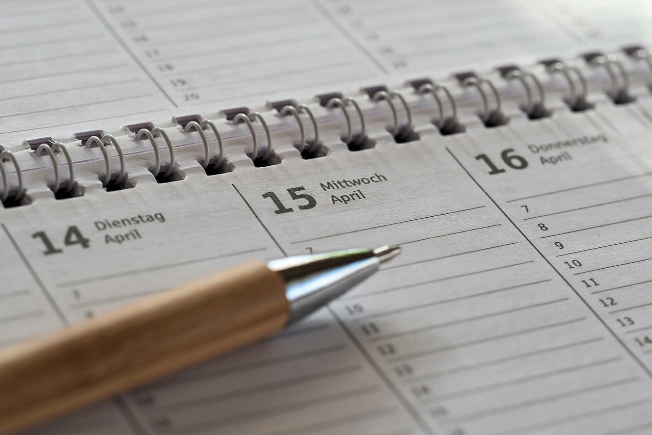 Calendário e materiais usados para organizar datas e compromissos.